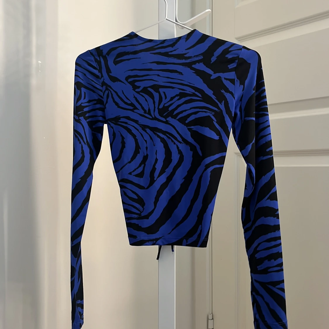 Blå och svart långärmad topp från Monki - 2