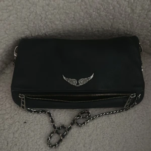 Svart kurt geiger väska🌟💋 - Snygg kurt väska som ser ut som ny. Köpt här på plick och fick precis en ny i present. Därav säljer jag denna. Använd gärna köp nu!🙌💋💗