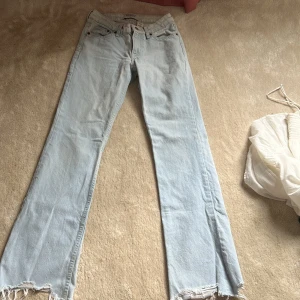 Ljusblå 90's Flare jeans från H&M -  Ljusblå  90's Flare jeans från H&M med utsvängda ben. 