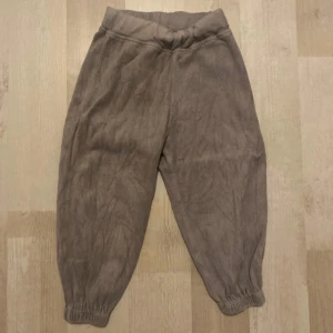 Beige mjukisbyxor med resår - Mysiga beige mjukisbyxor med resår i midjan och vid bensluten. Avslappnad passform och enkel design.