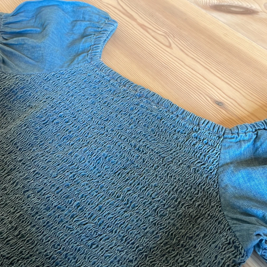 Blå smockad blus med puffärm från KappAhl - 4