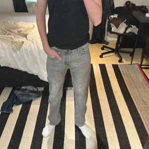 Grå jeansbyxor med rak passform - Jack and jones jeans. Skick-8,5/10 size 28/32. 