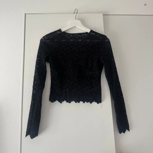 Svart spetsblus med lång ärm - Säljer en svart blus i spets med lång ärm, använt två gånger så i jättefint skick!!🩷