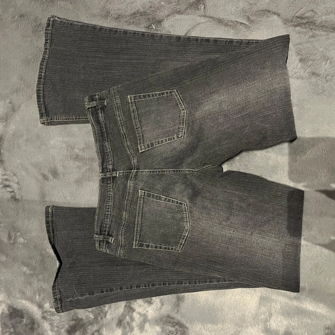 Grå bootcut jeans från Nicole by Bebe - 1