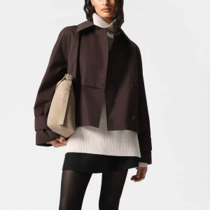 & other stories kort jacka mörkbrun - Jag säljer denna super fina, aldrig använt, mörkbruna jacka från & other stories i en storlek S. Jackan är köpt för 1590kr. Den passar perfekt till vår och höstens väder. 