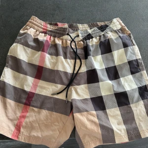 Burberry Shorts - Äkta burberry shorts köpta på NK i somras för 5500 kr. Knappast använda, inga deffekter (10/10) skick. Kvitto finns