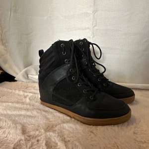 Svarta boots med snörning - Säljer dessa jätte snygga svarta boots med snörning då dom tyvärr va för stora för mig. De har en hög design med dragflik baktill för enkel påtagning. Perfekta för en stilren look.