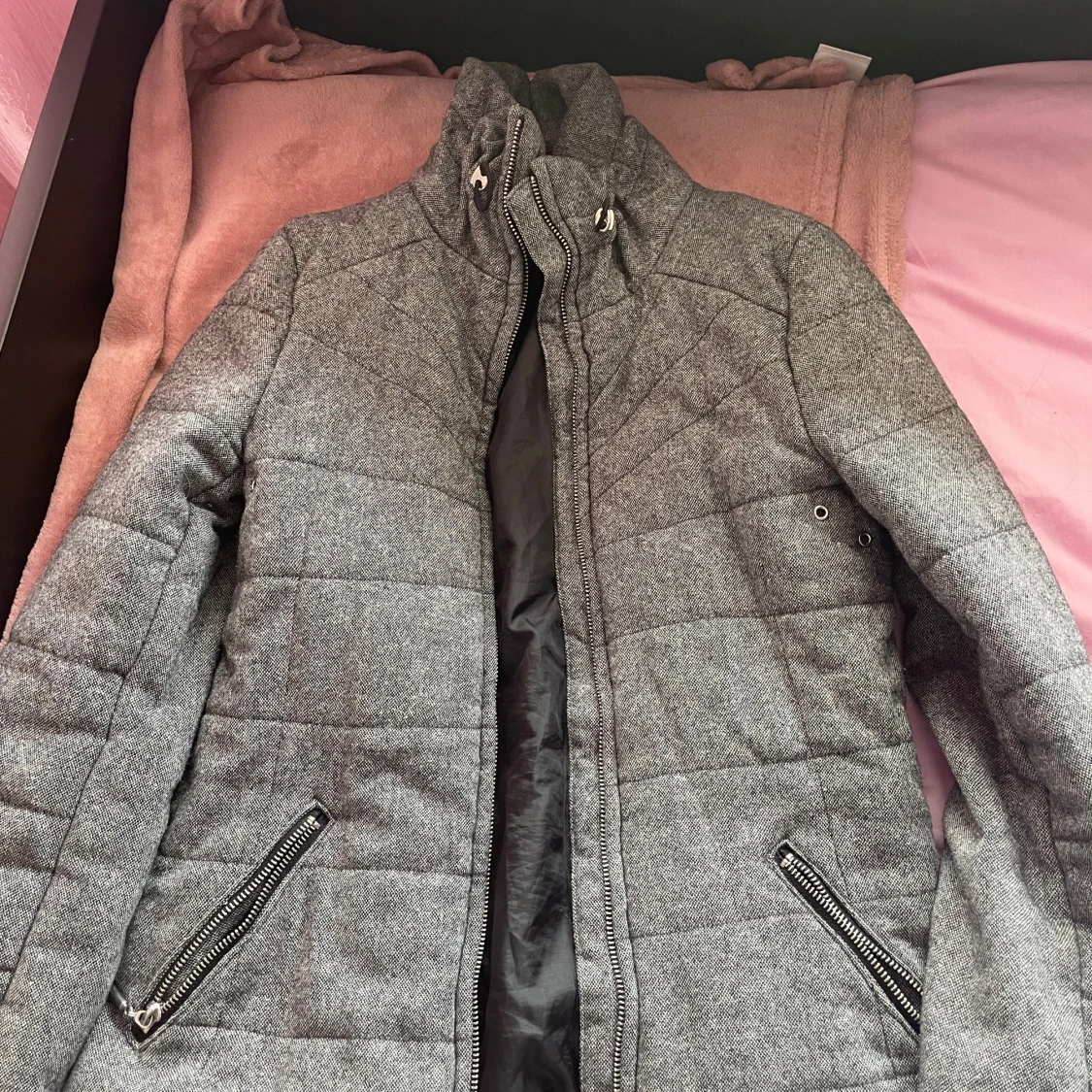 Grå quiltad jacka från H&M