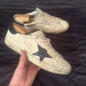 Golden Goose - Ett par riktigt snygga goldeb goose som är i sjukt bra skick. Storlek 42. Box o dustbag medkommer. Har endast släppt väldigt lite där bak.