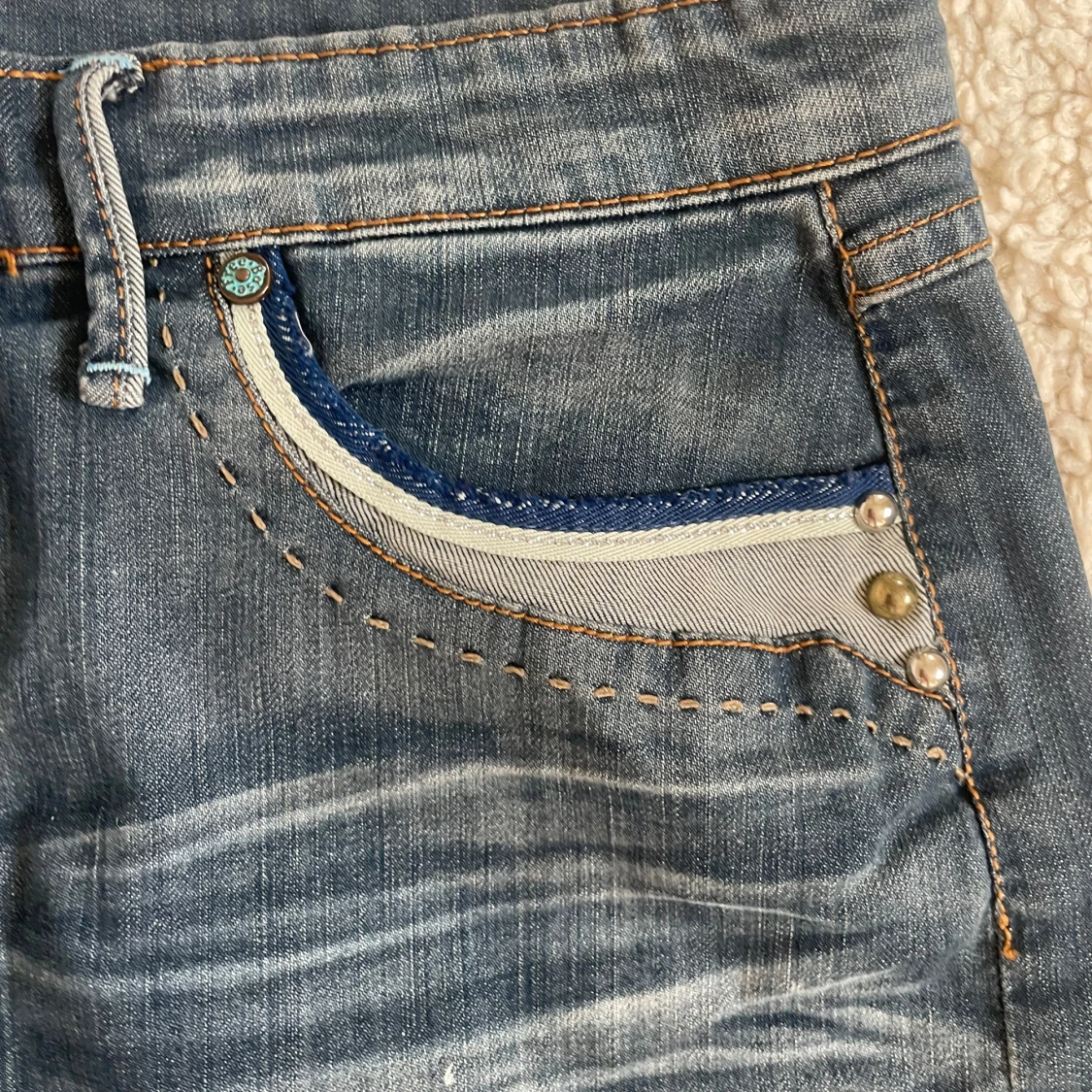 Lågmidjad jeanskjol detaljer - 3