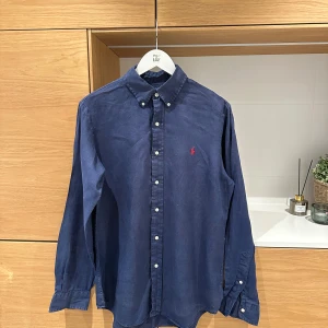 Ralph Lauren linneskjorta - Marinblå skjorta i 100% linne ifrån Ralph Lauren i mycket bra skick! Storlek: M 