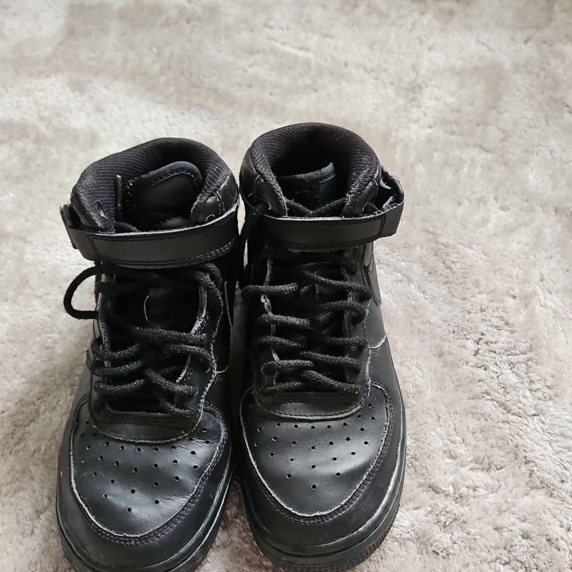 Svarta nike air force ones