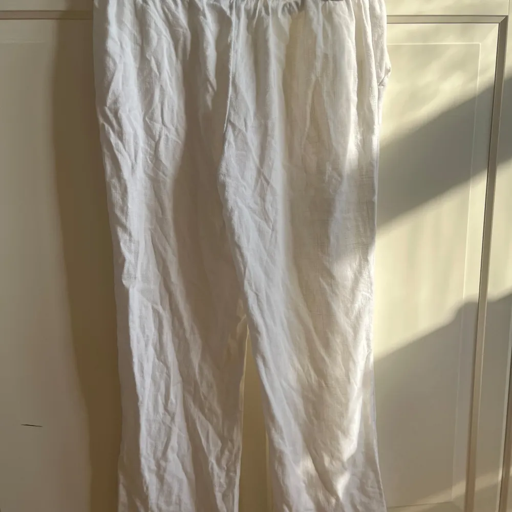 Vita linnebyxor från H&M som varit väldigt populära. Säljer då dem växt ur mig. Super fina men kan vara lite slitna längst ner på byxbenen. Inte äkta linnetyg! . Farkut & Housut.