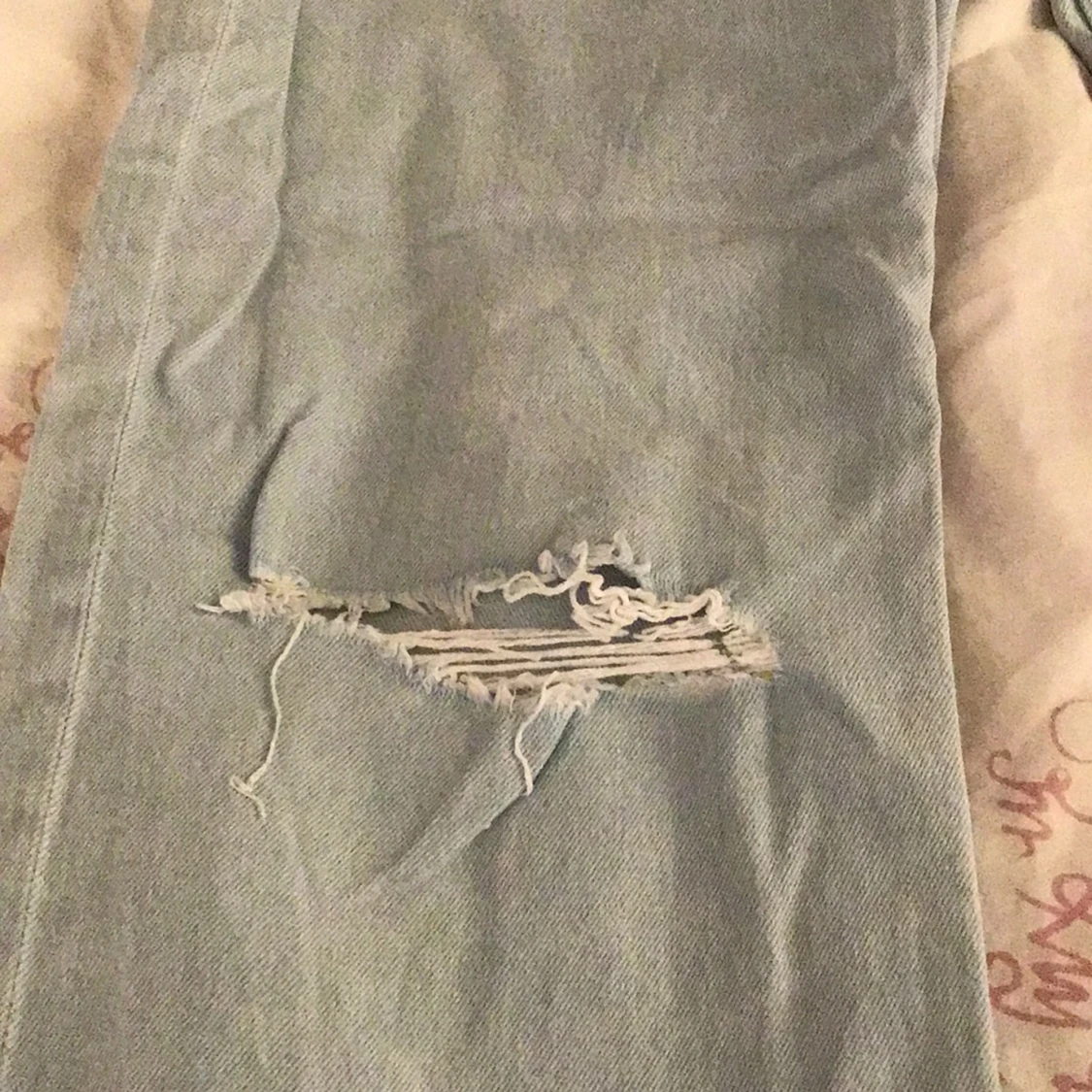 Ljusa jeans med slitningar - 3