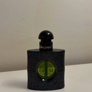 Black Opium från Yves Saint Laurent - Säljer en  Black Opium green från Yves Saint Laurent. Använd en gång