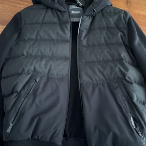 Herno cardigan  - En väldigt snygg herno cardigan. Den är i riktigt fint skick och är i storlek 48 vilket motsvarar S/M. Hör av dig om du vill ha fler bilder eller andra eventuella frågor