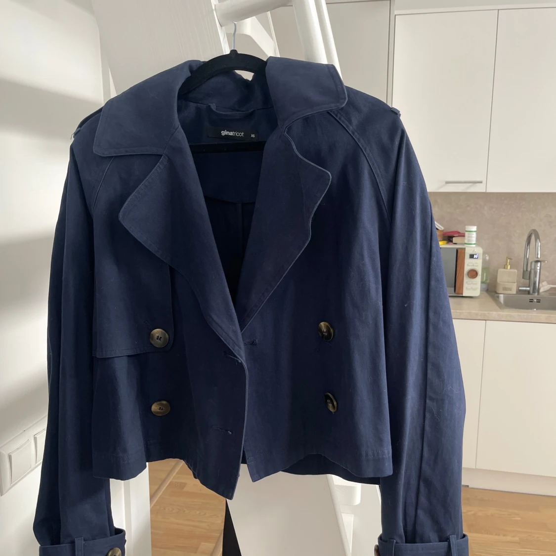 Mörkblå trench jacka från Gina tricot - 1