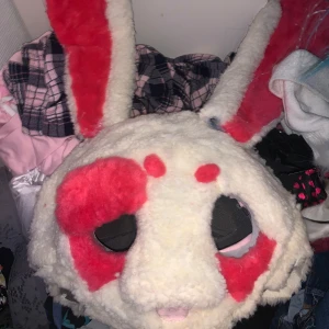 Furry mask - En kanin furry mask som jag gjorde bara för kul men blev inte så bra i slutändan så tänkte sälja ifall någon ville använda den till sigsjälv eller göra om! Innehåller masa tyg, foam och super lim. Går att sänka pris!🩷