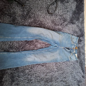 Blå bootcut jeans  - Snygga blå bootcut jeans i ett lite stretchigt material. 