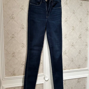 Mörkblå skinny jeans  - Mörkblå jeans från ONLY i storlek XS/30. Hög midja, använd nån gång. 