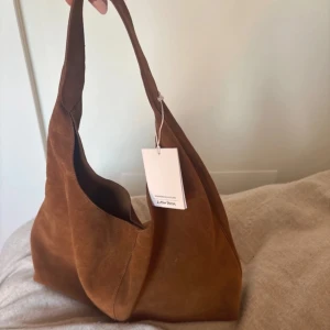 Väska i mocka  - Suuuuper fin brun väska från otherstories! Köptes för 1590kr men jag har en liknande. Helt ny, aldrig använd! ❤️