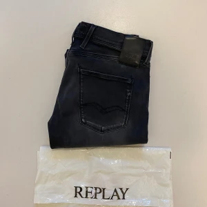 Svarta replay anbass jeans  - Svarta Replay anbass jeans Storlek W33 L34 Mycket bra skick, Pris kan diskuteras Skriv vid minsta fråga eller fundering🤝💯