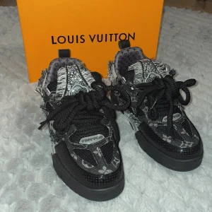 Louis vuitton swarovski skates - Helt nya Louis Vuitton skates av swarovski. Skickar så fort som möjligt om köpt