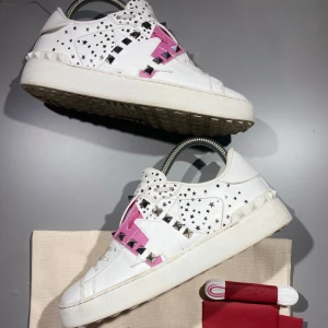 Valentino Skor - Hej! Säljer nu mina skor från märket Valentino, storlek 36, bra skick. Givetvis äkta, Tveka inte på att höra av dig om du har frågor eller funderingar kring skorna!