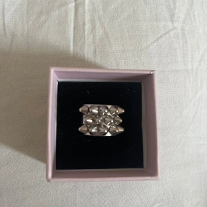 Silvrig ring med nitar från Edblad  - Edblad ring i storlek 17.50 alltså M