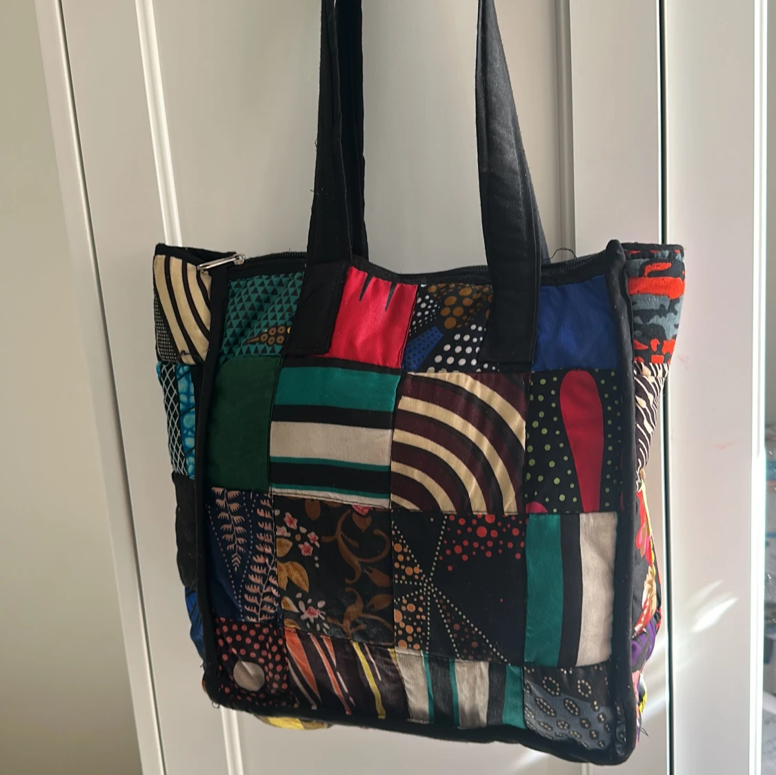 Färgglad patchwork shoppingväska