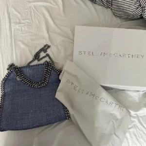 Stella McCartney väska! - Äkta väska från Stella McCartney, väl omhändertagen och i så fint skick! Kvitto/orderbekräftelse, dustbag och box finns!!🩵🩵🩵