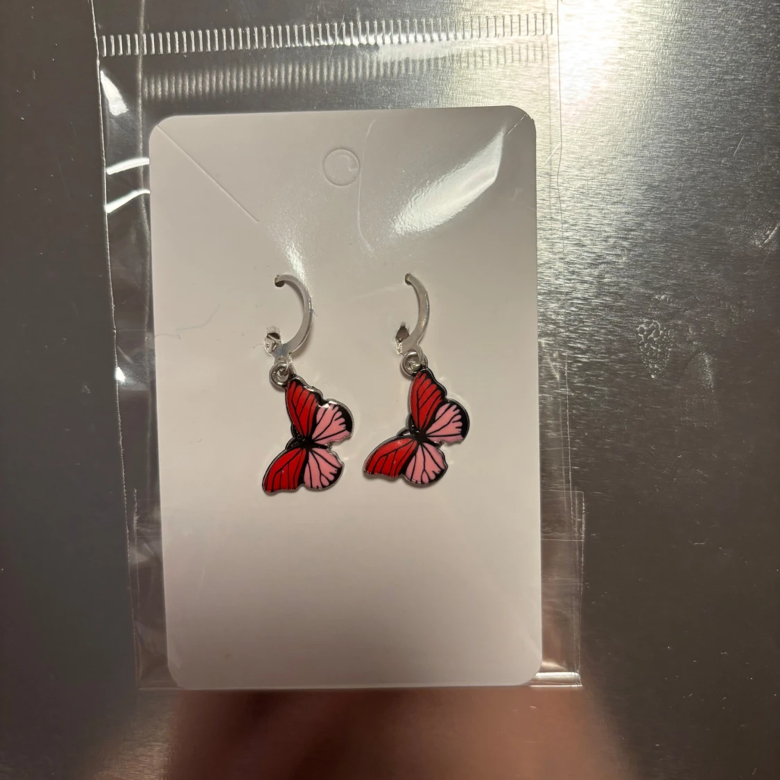 Fjärilsörhängen i rött och rosa