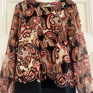 Mönstrad blus från Indiska - Superfin blus/topp från Indiska! Armarna är lite emr genomskinliga en resten❤️❤️Väldigt bra skick! Passar superbra till middagar😍