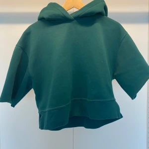 Cool tröja - Cool hoodie med korta armar. Super fint skick och skön.