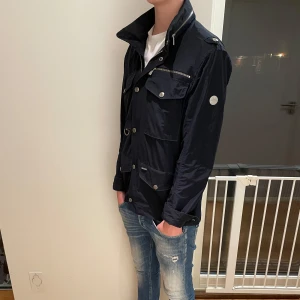 Snoot jacka  - Säljer nu denna mörkblåa snoot jacka, skriv för fler bilder/frågor🙌🏼