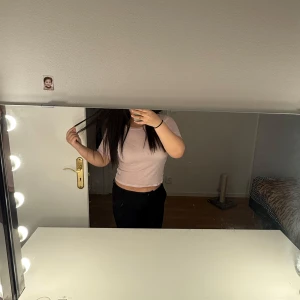 Ljusrosa kortärmad topp - Säljer en söt ljusrosa kortärmad topp jag aldrig använt. Perfekt för en avslappnad stil och enkel att matcha med olika outfits. Den är dock ganska genomskinlig, om man gillar det passar denna tröja perfekt.