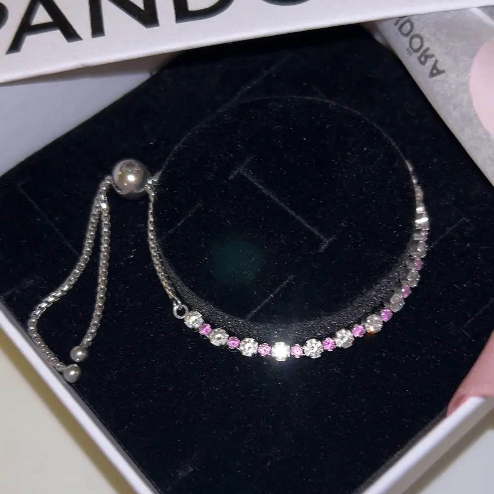 Rosa & Strålande Skimmer Sliding armband från Pandora. Köpt för 899kr. Väl omhändertagen. S925 ALE, storlek 23. (Justerbar). Asusteet.