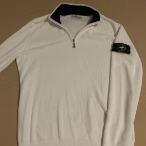 Vit tröja med dragkedja från Stone Island - Säljer en half zip från Stone Island i storlek XL som nästan är i nyskick. Nypris är mellan 2500 till 3000. Mitt pris: 1499
