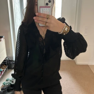 Svart volangblus  - Säljer en superfin svart volangblus 💞 använd ett fåtal gånger💞 inga defekter ! Skriv vid frågor 💞