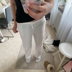 Vita linnebyxor  - Säljer ett par vita linnebyxor från H.M💞 Säljer då de börjar bli lite korta. Storlek 170 (barn storlek) passar för de som är 165-170 lång.