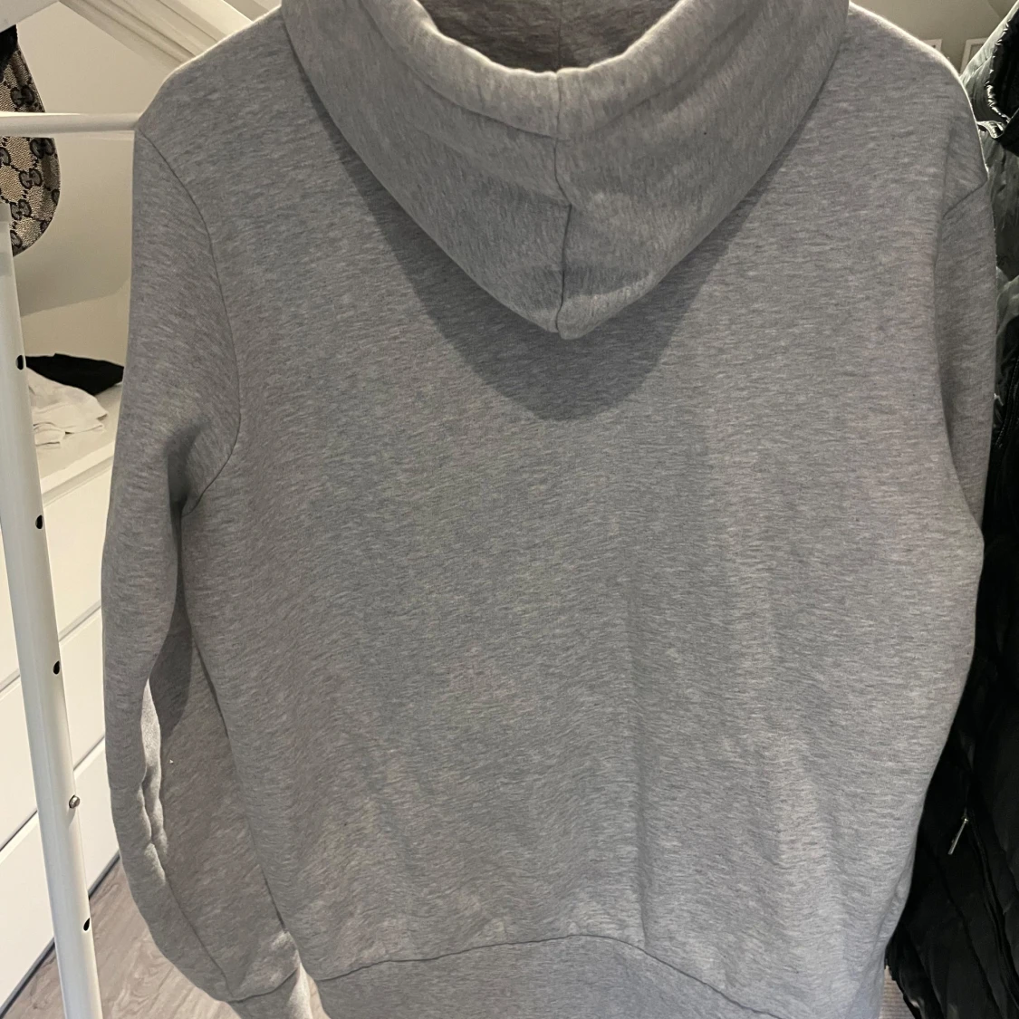 Grå hoodie från Lacoste - 1