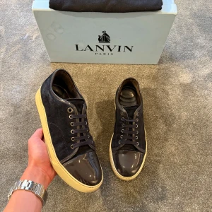 Lanvins - Säljer nu dessa riktigt feta lanvins i storlek 41 - UK 6! Klassiska marinblå med en glansig captoe, perfekt i alla situationer! Allt og ingår! Skick: 9/10, hör av dig vid minsta fundering!🌟💯🍾