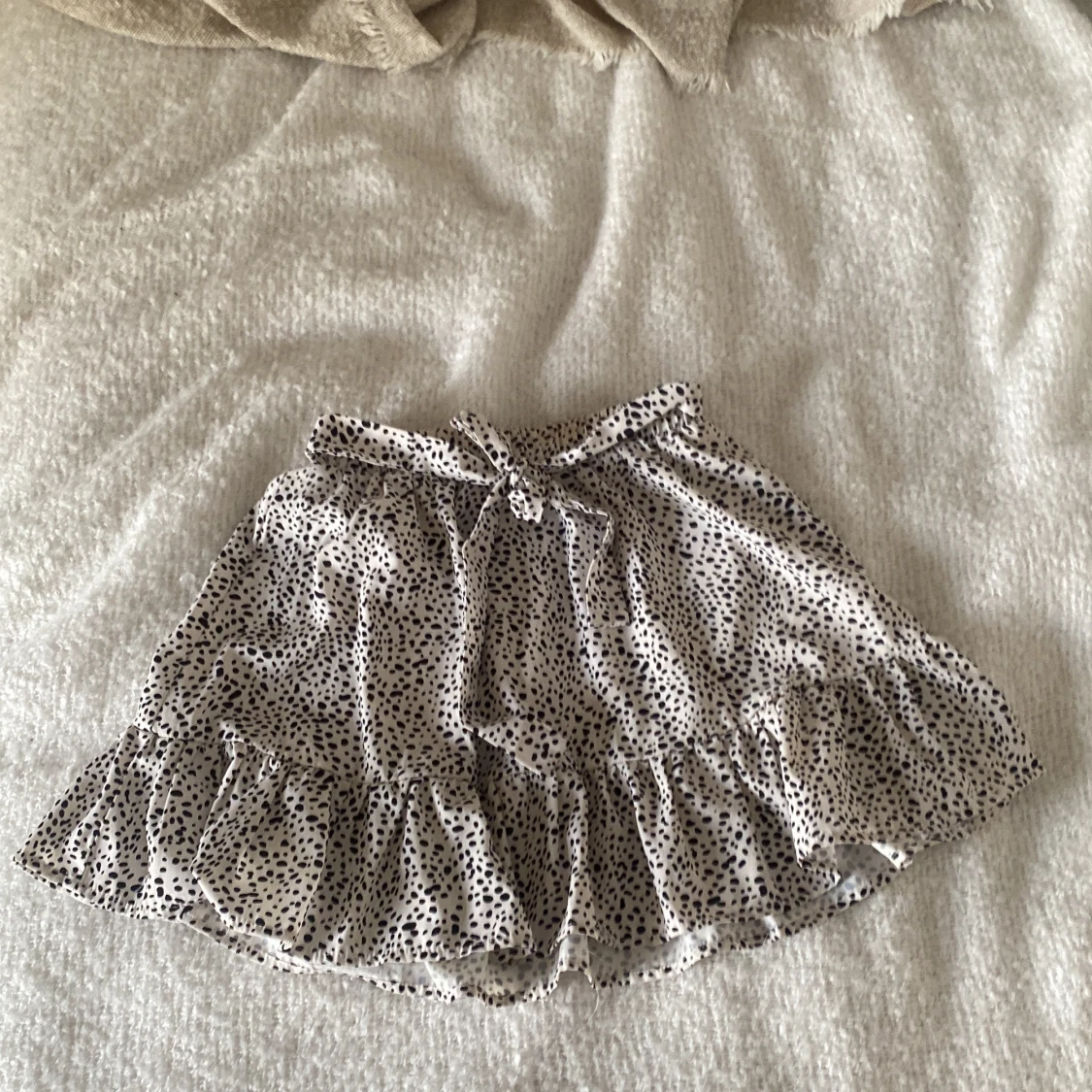 Vit kortkjol med volang - 2