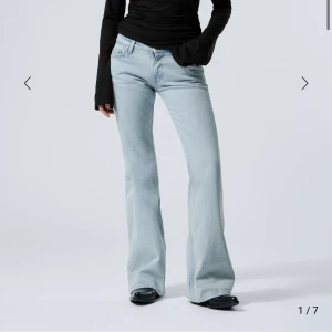Ljusblå bootcut jeans - Snygga ljusblå bootcut jeans med klassisk femficksdesign. De har en bekväm passform och är perfekta för en avslappnad stil. Jeansen har en lätt tvättad look som ger dem en trendig touch. Ordinariepris, 590kr. Storlek 25/32. Dessa jeans passar inte mig längre och har bara legat i min garderob utan användning. Pris kan diskuteras!