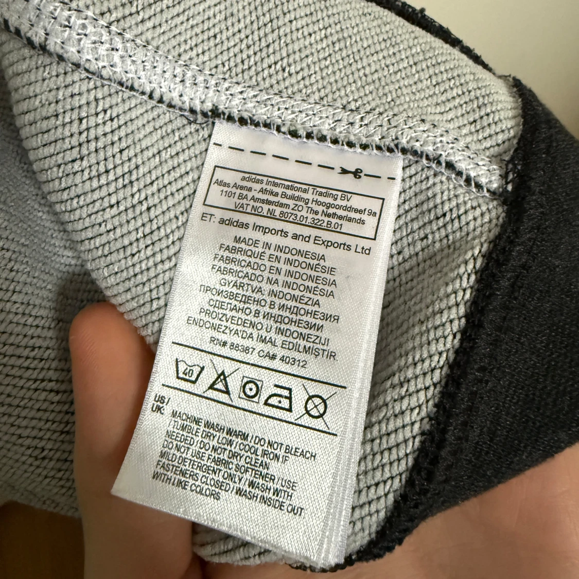 Mörkgrå hoodie från Adidas - 4