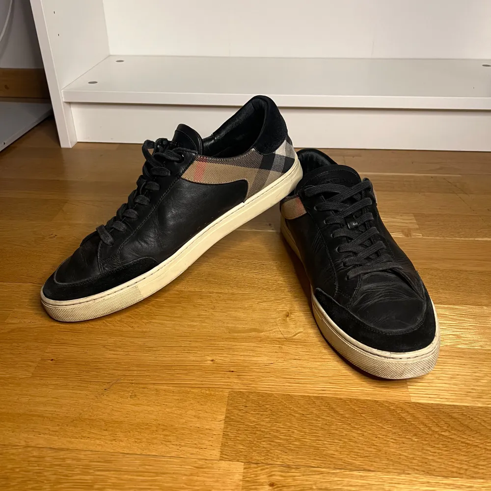 Tjena säljer dessa feta Burberry skor. Storlek:45 Cond:8/10 Tveka inte på frågor, möts i Göteborg eller fraktas🌟. Kengät.