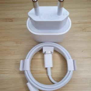 Vit USB-laddare med kabel, XTW Type-C Quick Charging Set, 20W Charger and 60W 1m Type-C Cable - Säljer en vit USB-laddare med tillhörande kabel. Laddaren har en kompakt design med två stift och en USB-C port. Perfekt för att ladda dina enheter snabbt och enkelt. Kabeln är vit och kan rullas ihop för enkel förvaring.