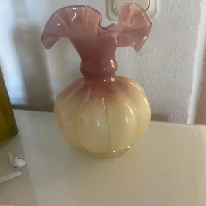 Liten glasvas - Jättefin glasvas från rusta. Oanvänd, inga tecken på slitning. Hur fin?🥹