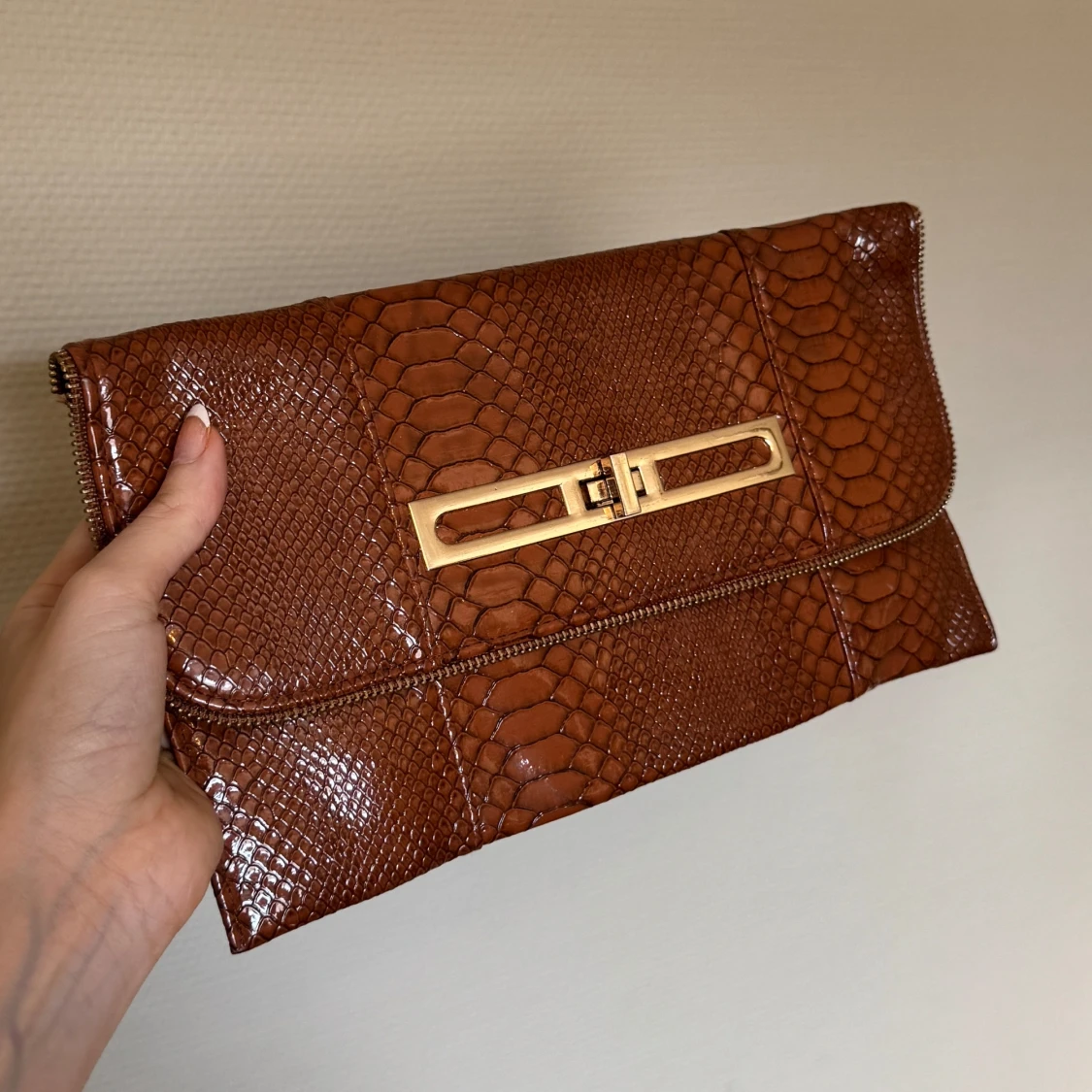 Brun kuvertväska med ormmönster - 1