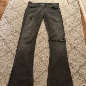 Grå jeans med slitningar - Snygga grå jeans med slitningar på låren och knäna. Jag är 167 som referens❣️